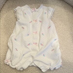 White Romper with embroidered flowers (6 months)